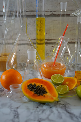 Rum cocktail met papaja sinaasappel limoen.