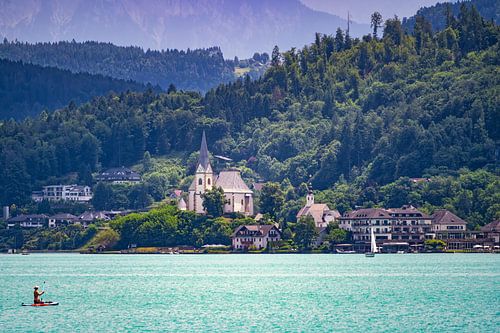 Gezicht op de kerken van Maria Woerth aan de Wöhrtersee in Oostenrijk.