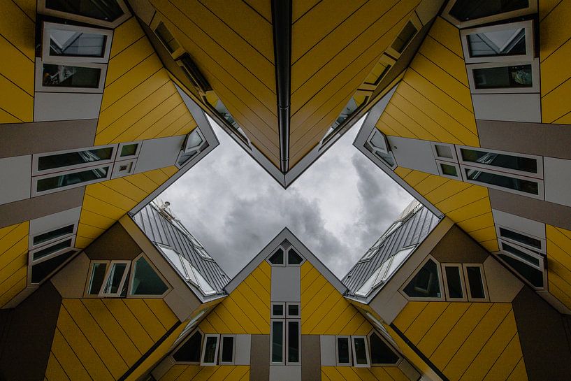 Nuages noirs au-dessus des Cube Houses à Rotterdam par Martijn Smeets