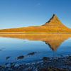 Kirkjufell weerspiegeling van Chris Stenger