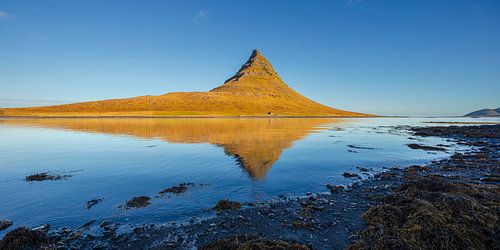 Kirkjufell weerspiegeling