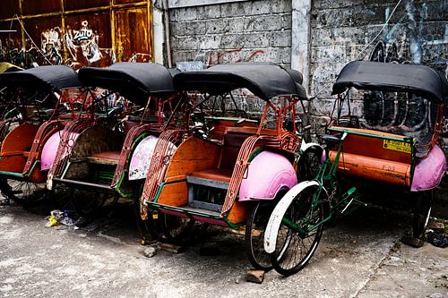 De slapende becaks van een Indonesische steeg