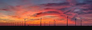 Windturbinen und alte Windmühle bei Eemshaven, Niederlande.