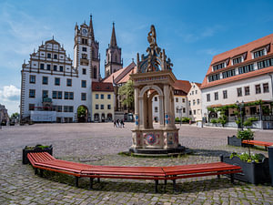 Marktplatz mit Rathaus von Oschatz in Sachsen