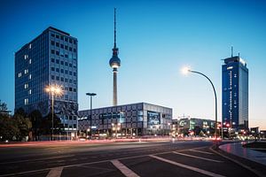 Blue Hour in Berlin: Alexanderplatz Square sur Alexander Voss