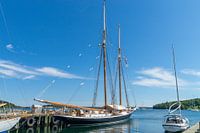 Tweemaster zeilschip in haven in Nova Scotia/Canada