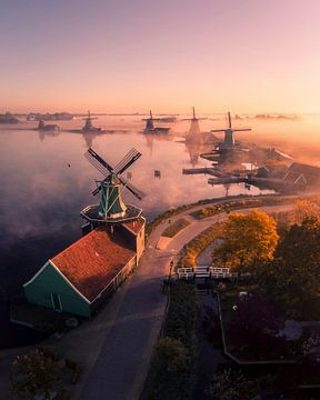 Die Windmühlen von Zaanse Schans im Nebel bei Sonnenaufgang aus der Luft von Ewold Kooistra