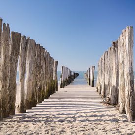 Strandpalen met schaduw op Zeeuws strand van Michel Seelen