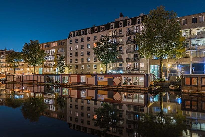 Mondrian-Hausboot in einer Amsterdamer Gracht von Jeroen de Jongh