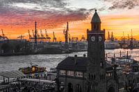 Landungsbrücken in Hamburg bij zonsondergang