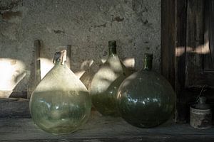 Stillleben im französischen Landhausstil: Korbflaschen
