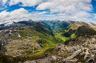 Uitzicht op Geiranger vanaf Dalsnibba in Noorwegen van Wouter Loeve thumbnail