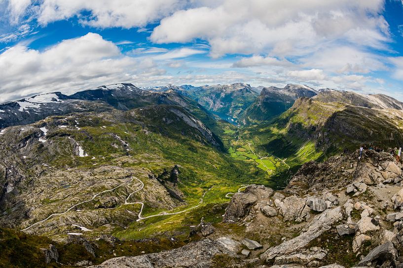 Uitzicht op Geiranger vanaf Dalsnibba in Noorwegen van Wouter Loeve