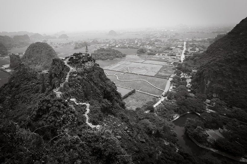 Tempel auf einem Berggipfel in Vietnam von Laurie Bosman