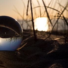 Fotokunst; Lensbal in den Dünen2 von Astrid Luyendijk