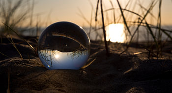 Fotokunst; Lensbal in den Dünen2