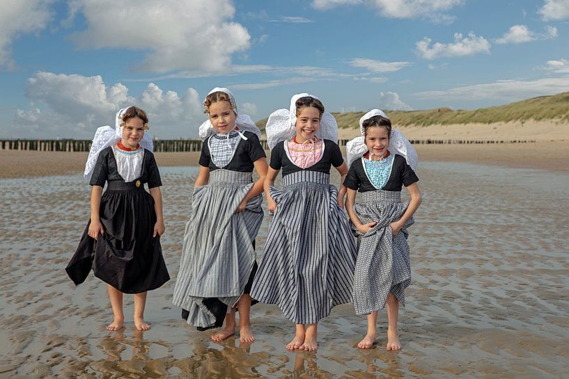 Mädchen am Strand von Lisette van Peenen