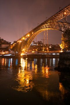 Porto met Ponte Dom Luís I bij nacht van Leo Schindzielorz