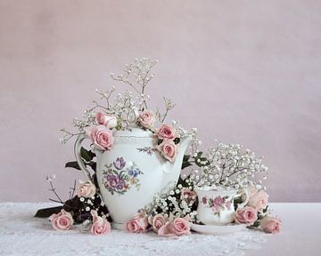 Vaisselle florale avec des roses sur Mariska Vereijken