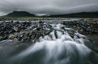 Donkere bewolking boven een beekje bij Skaftafell, IJsland van Martijn Smeets thumbnail