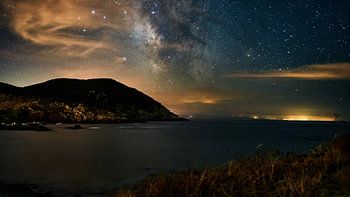 De sterrenhemel boven de kust en de bergen van Centuri op Corsica – de zee, de bergen en de Melkweg bij nacht