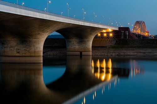 Spiegelwaal en brug bij Nijmegen
