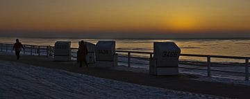 Winter op het strand [breedbeeld foto] van Norbert Sülzner