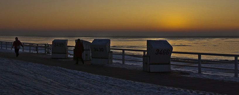 Winter op het strand [breedbeeld foto] van Norbert Sülzner