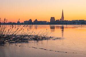 Blick über die Warnow auf Rostock im Winter