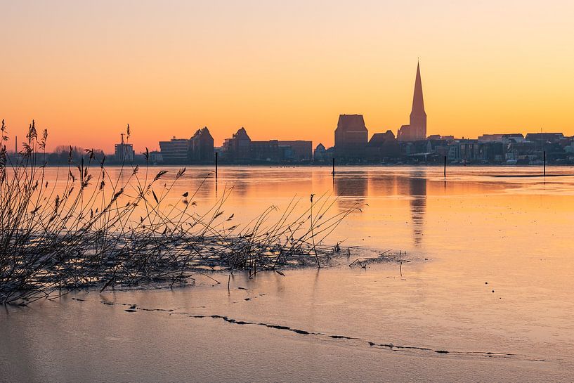 Blick über die Warnow auf Rostock im Winter von Rico Ködder