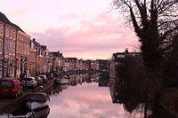 Kleurrijke foto van de Langegracht in Maarssen tijdens zonsondergang