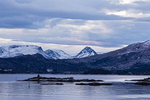 Berge und Felsen im Winter nahe Torvik in Norwegen