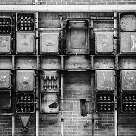 Steckdose in alter Fabrik von Bart Rondeel