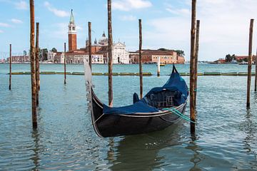 Grachten en gondel van Venetie, Italie van Marco Leeggangers