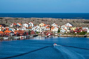 Gezicht op het dorp Smögen in Zweden van Rico Ködder