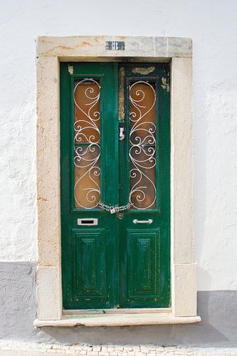 De deuren van Portugal groen met hangslot nummer 8