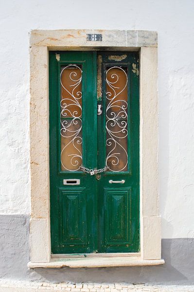 Les portes du Portugal, vert avec cadenas par Stefanie de Boer