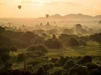 Zonsondergang bij het tempelveld in Bagan, Myanmar