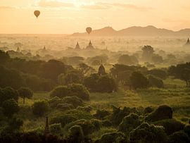 Zonsondergang bij het tempelveld in Bagan, Myanmar van Shanti Hesse