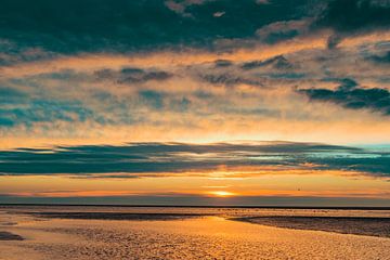 Zonsondergang op het strand aan het eind van de dag van Sjoerd van der Wal