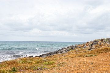 Rochers au bord de la mer à Potamos, Crète | Photographie de voyage sur Kelsey van den Bosch