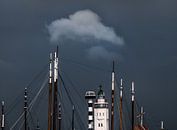 De vuurtoren van Harlingen tussen de masten en een kleine wolk erboven par Harrie Muis Aperçu