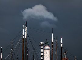 De vuurtoren van Harlingen tussen de masten en een kleine wolk erboven von Harrie Muis