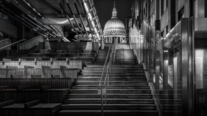 Schwarz-Weiß: Treppe zur St. Paul's Cathedral von Rene Siebring