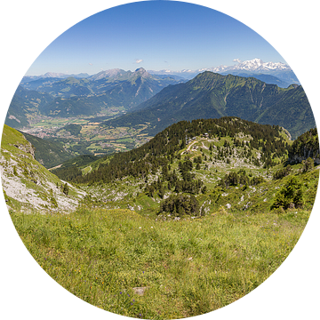 Panorama vanaf de Sambuy bij het meer van Annecy in de franse Alpen van Karel Pops