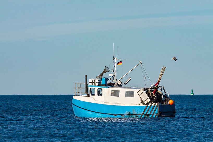  Fischerboot auf der Ostsee vor Warnemünde von Rico Ködder