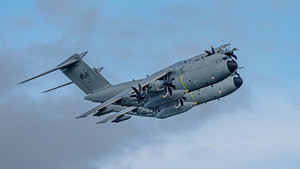 Zwei malaysische Airbus A400M-Transportflugzeuge.
