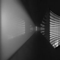 lijnen en reflecties in een  tunnel van licht