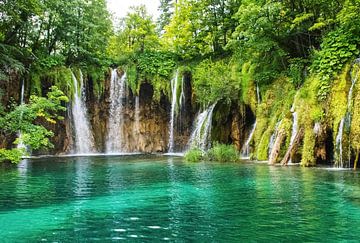 Watervallen in Plitvice in Kroatië van Corno van den Berg