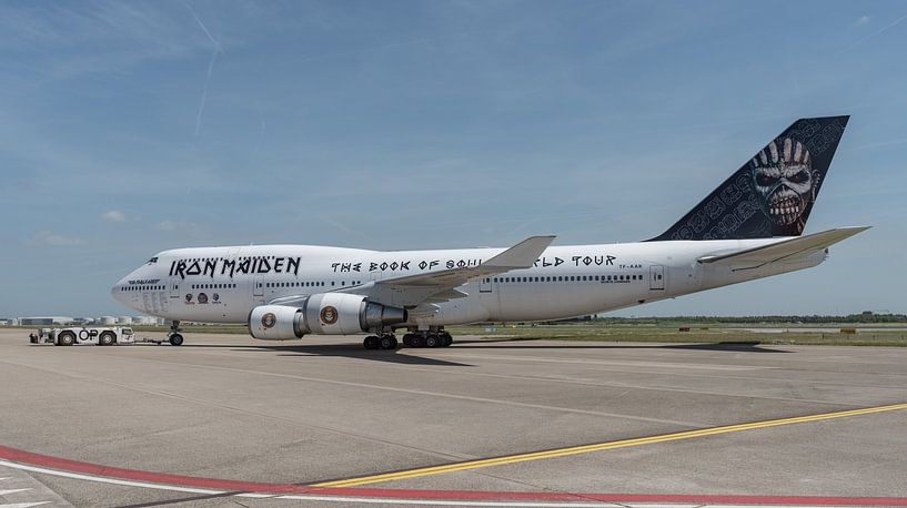 Pushback of the Ed Force One, a few minutes later this Boeing 747-400 will take off from the Kaagbaa by Jaap van den Berg